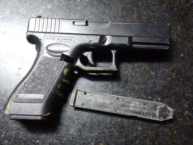 Menores são apreendidos com arma falsa e táxi roubado, em Goiânia