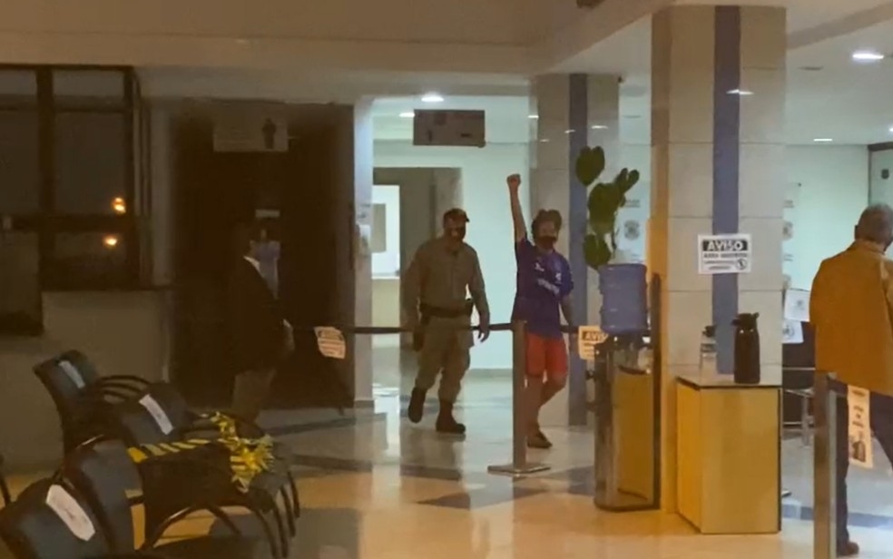 PM que prendeu professor em manifestação é afastado