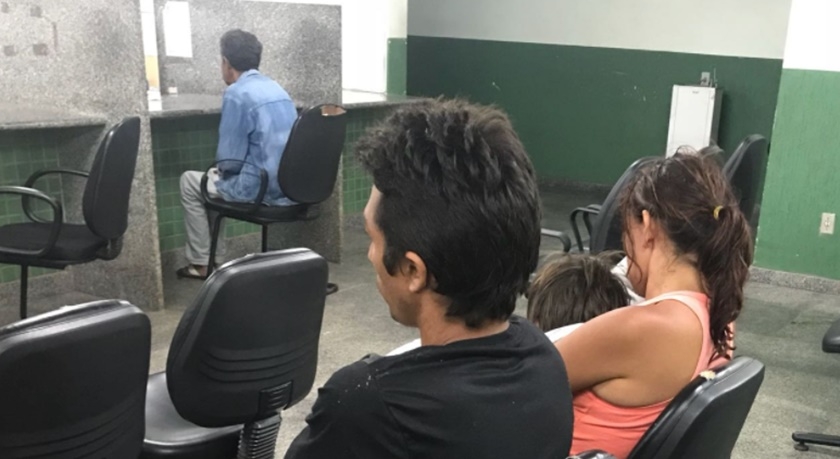 Casal se arrepende de assaltar homem que os abrigou e se entrega à polícia