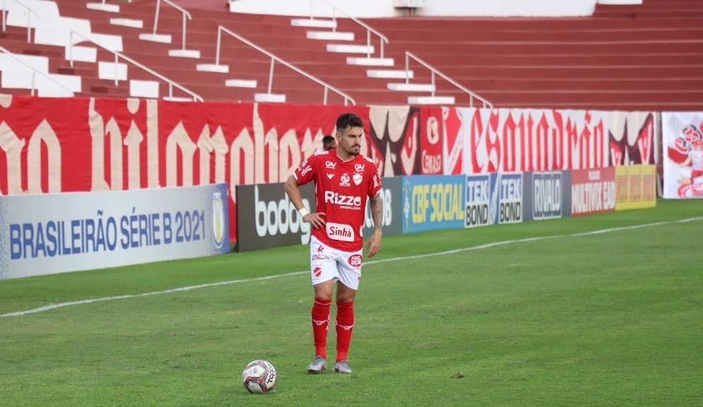 Arthur Rezende retorna após cumprir suspensão e espera poder ajudar o Vila Nova na Série B