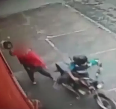 Mulher reage a assalto, arremessa capacete contra bandido e luta com ele em Aparecida de Goiânia
