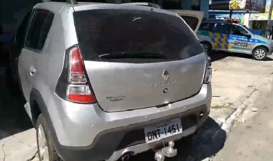 Grupo suspeito de assaltar banco abandona carro após colisão e consegue fugir