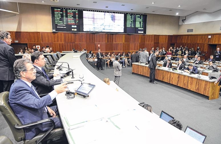 Base aliada garante PEC: 20 votos contra 11