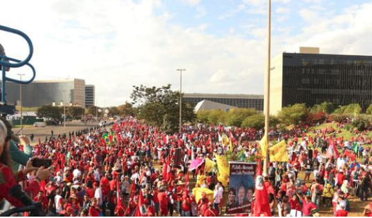 Marcha do MST em apoio a Lula provoca transtornos no trânsito em Brasília