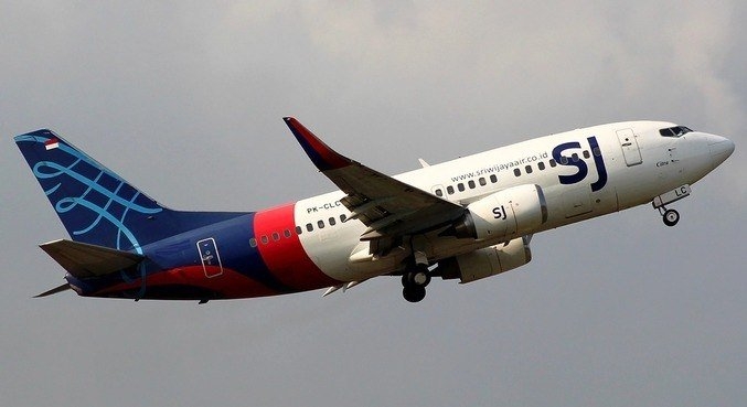 Avião desaparece 4 minutos após decolar na Indonésia