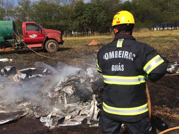 Avião cai com quatro pessoas em Corumbaíba