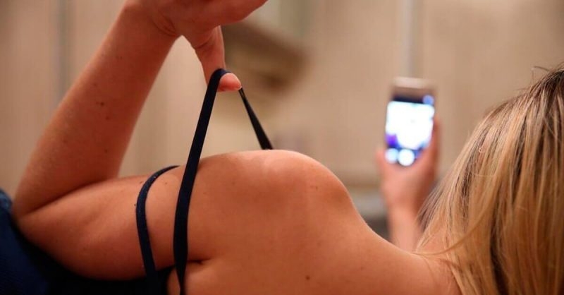 Mais de 60% dos jovens brasileiros admitem enviar ou receber nudes, segundo pesquisa