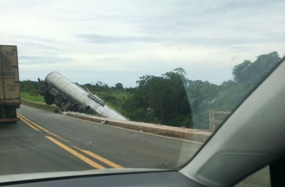 Carreta fica pendurada em ponte na BR-364