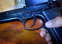 Irmão mata gêmeo com disparo acidental dentro de carro nos EUA