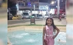 Criança morre ao tocar em decoração de Natal