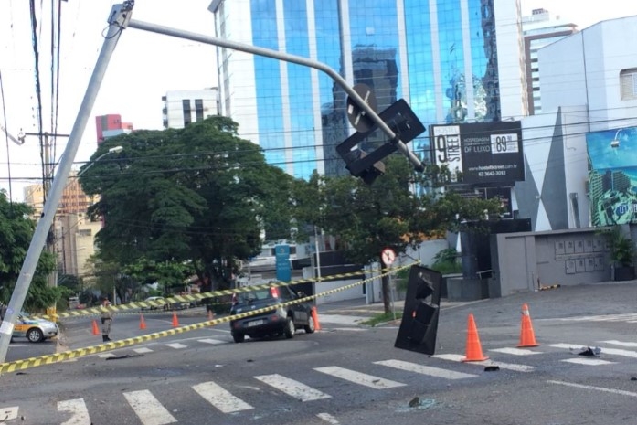 Homem colide carro roubado contra semáforo no Setor Oeste