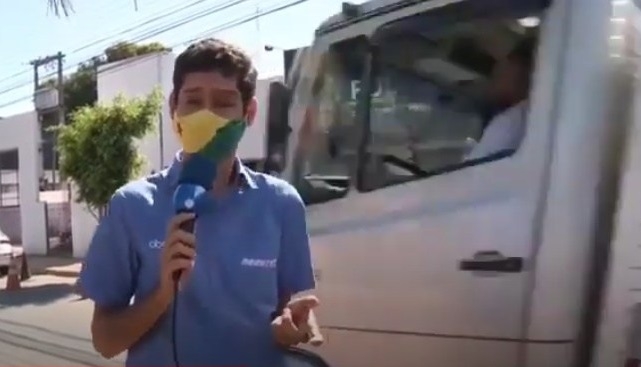 Com grito, repórter viraliza após quase ser atropelado