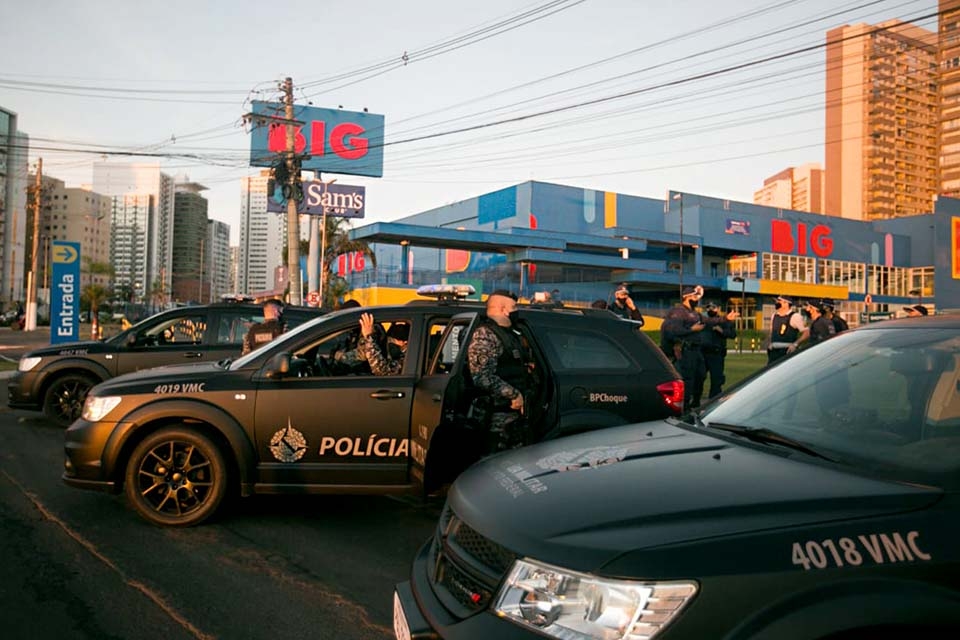 PM cerca supermercado que foi invadido por assaltantes armados, em Águas Claras