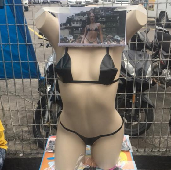 Biquínis de fita adesiva iguais ao que Anita usa no videoclipe estão à venda