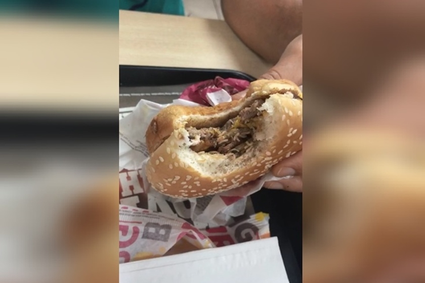 Clientes encontram larvas em hambúrguer de franquia de fast food