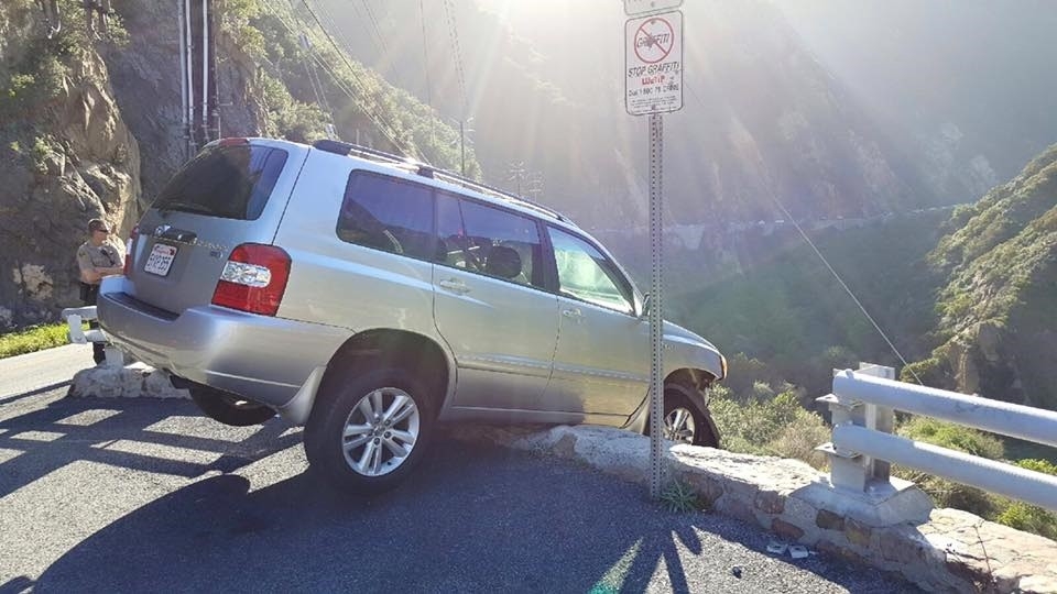 Motorista escapa de cair em precipício, mas acaba atropelado por ônibus ao sair do carro