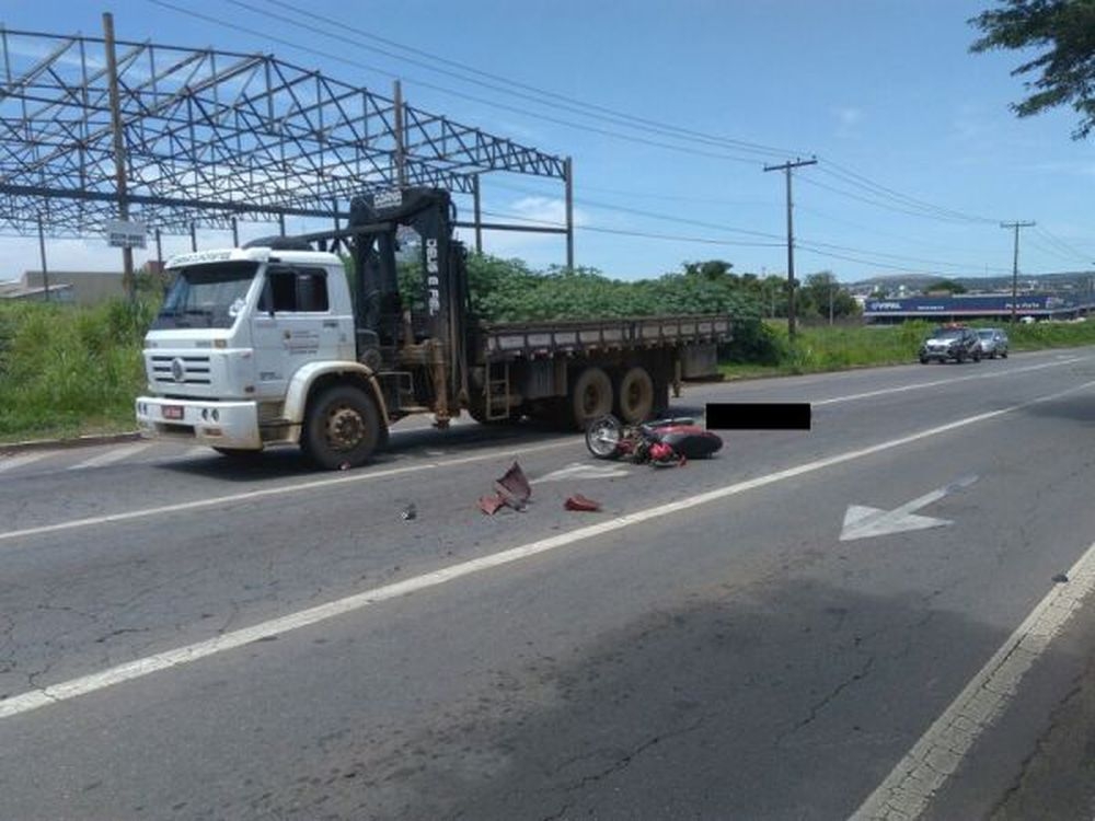 Motociclista bate na traseira de caminhão e morre na Avenida Perimetral Norte 