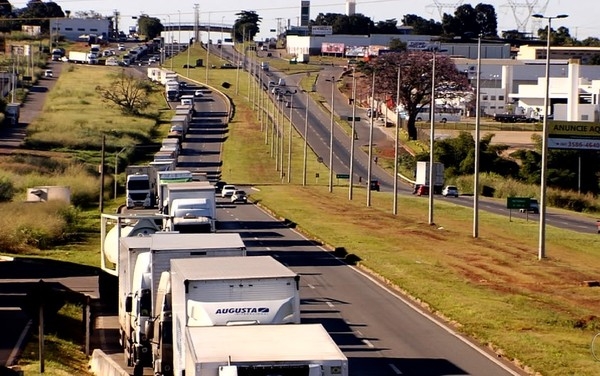 Caminhoneiros de Goiás ameaçam bloquear estradas após eleições