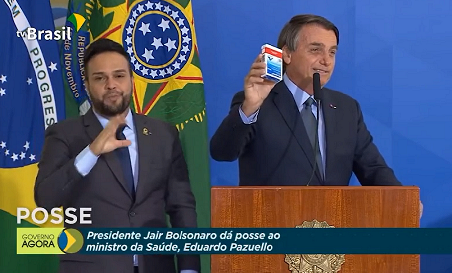 Bolsonaro exibe hidroxicloroquina durante posse de Pazuello