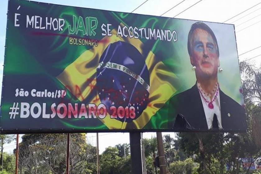 Bolsonaro amanhece maquiado e com brincos em outdoor