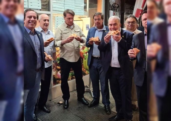 Bolsonaro e equipe come pizza na calçada em NY