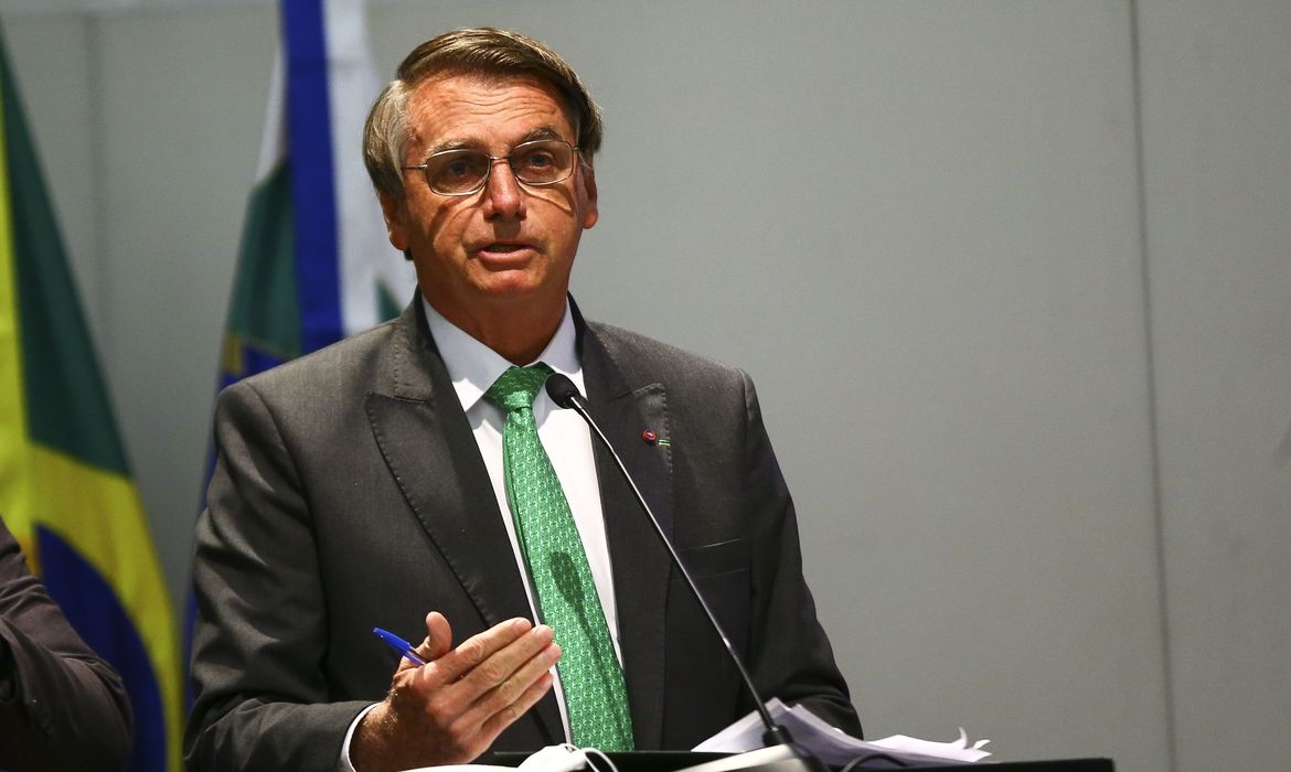 Bolsonaro edita decreto que regulamenta o Auxílio Brasil