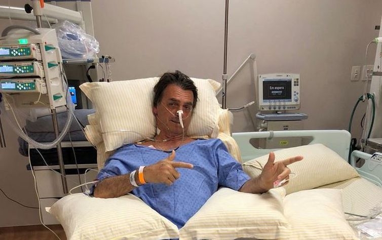 Filho diz que Bolsonaro teve “noite delicada”, mas passa bem