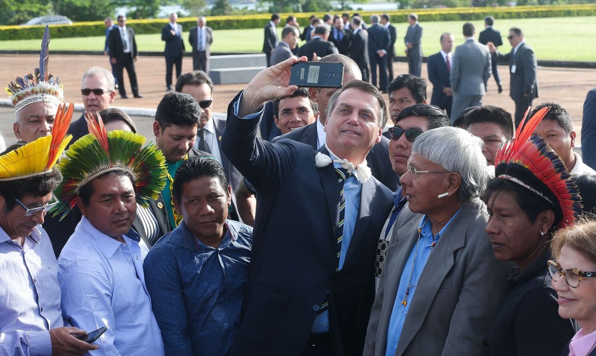 Bolsonaro defende garimpo em terras indígenas