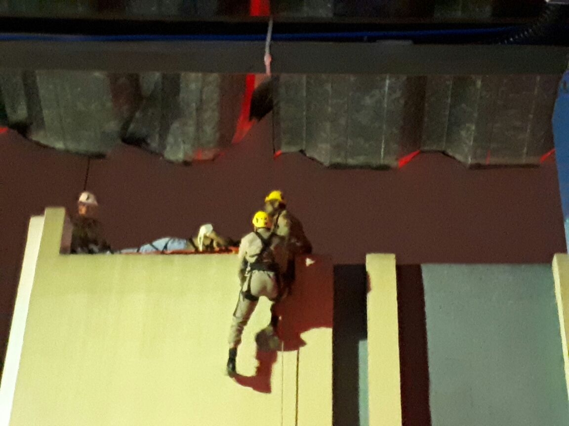 Bombeiros resgatam homem que caiu do telhado do Hospital Materno Infantil
