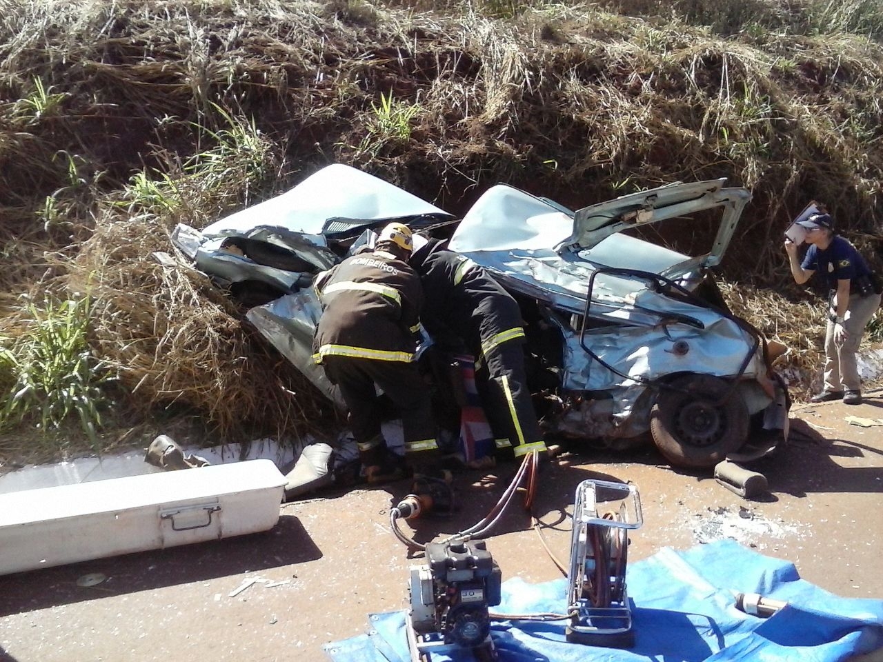 Duas pessoas morrem em colisão entre carro e caminhão na BR-452