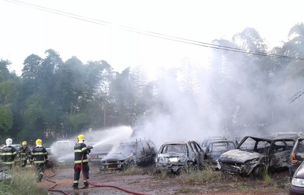 Incêndio destrói carros em garagem da Prefeitura de Goiânia