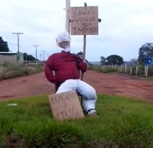 Moradores protestam contra buracos em rodovias