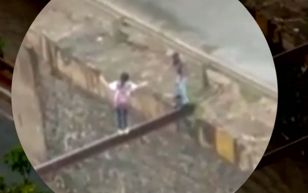 Menina tenta atravessar córrego Botafogo sobre viga de ferro em Goiânia