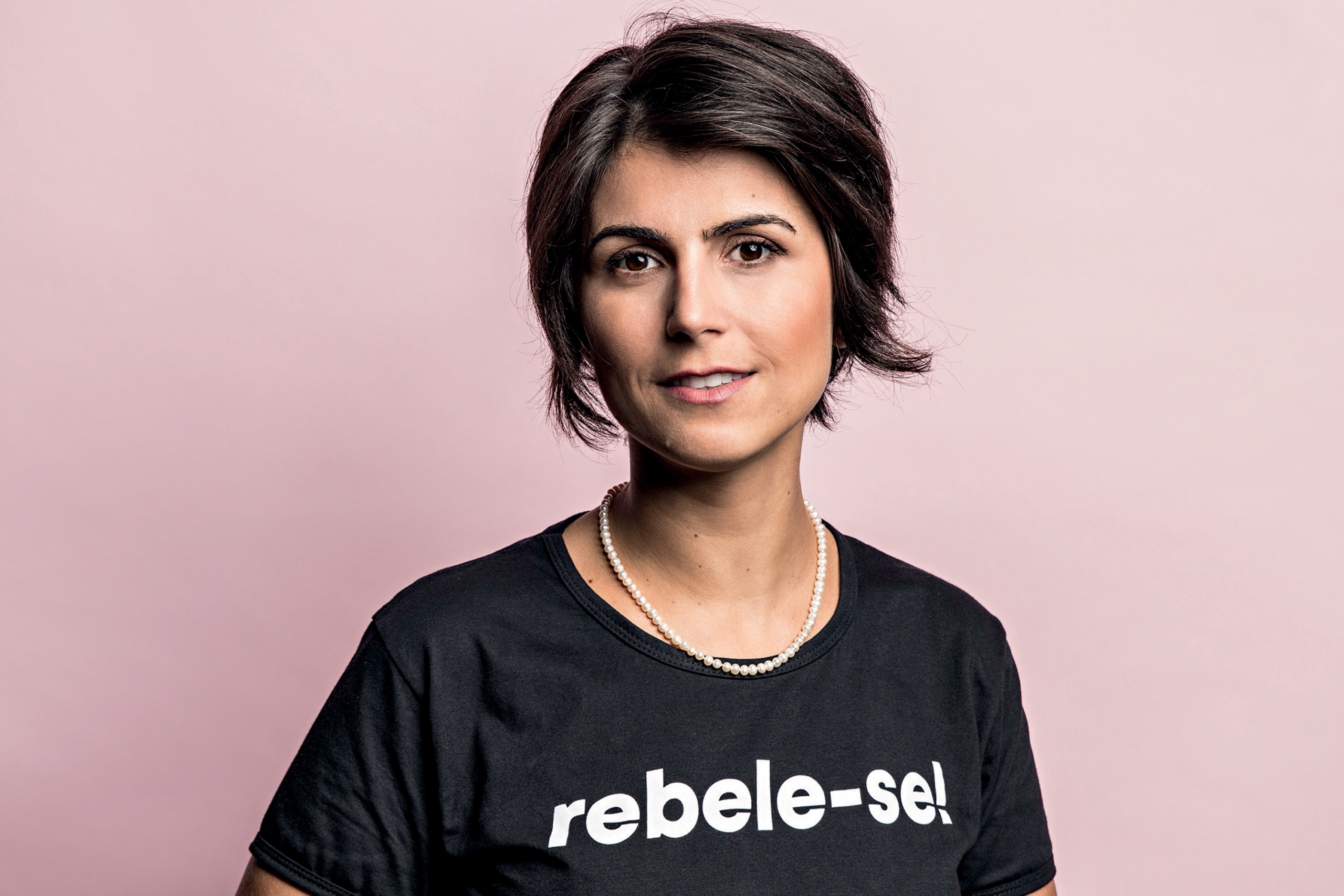 Manuela vota em Porto Alegre e critica campanha marcada por fake news