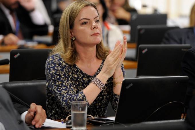 Gleisi reconhece falha de articulação do governo após derrota na CPI do INSS