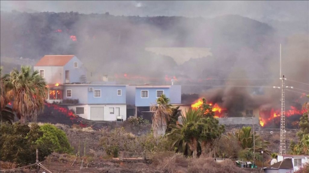Casas pegam fogo nas Ilhas Canárias após erupção