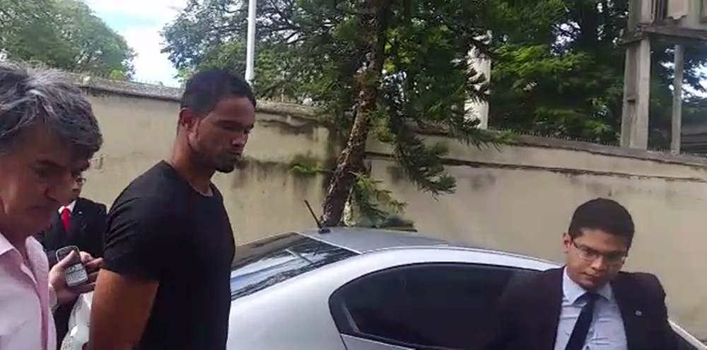 Goleiro Bruno se apresenta à polícia e volta para a prisão