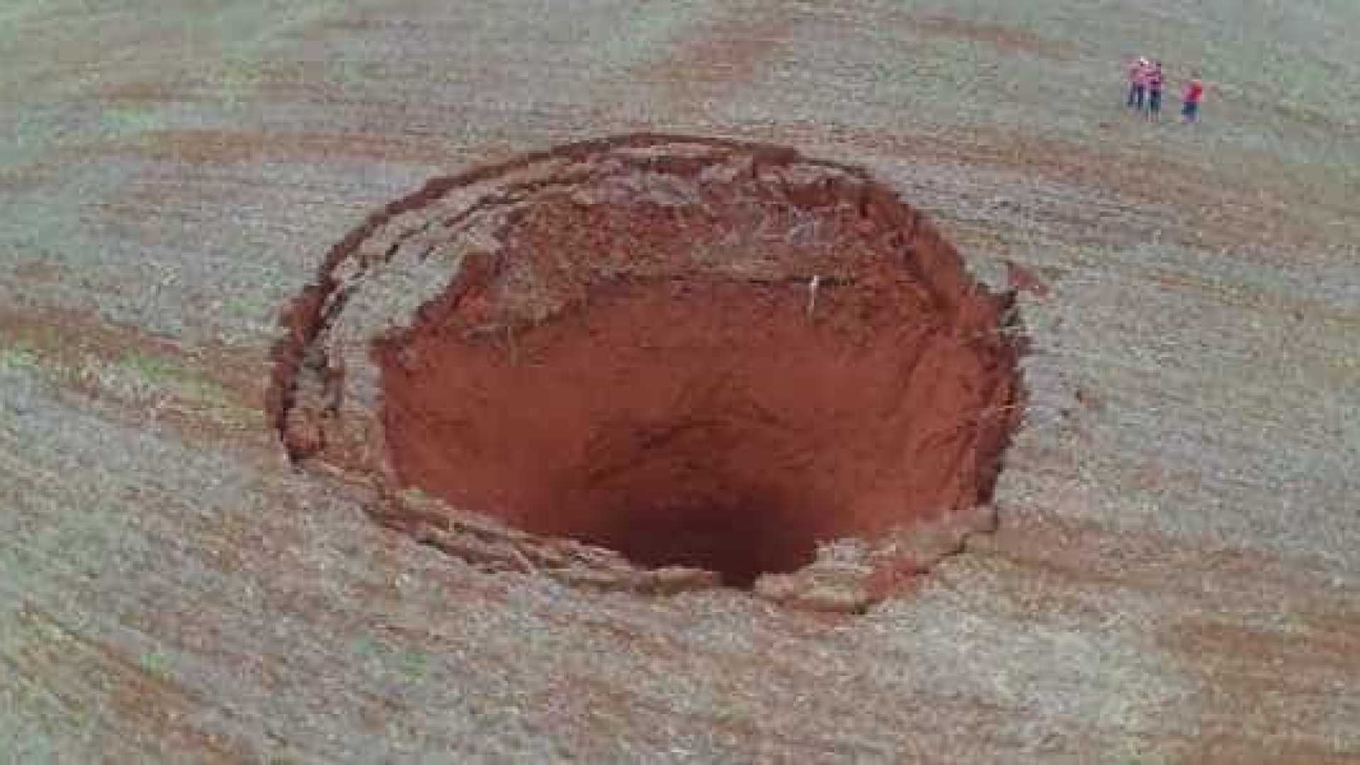 Cratera aparece em fazenda e intriga moradores