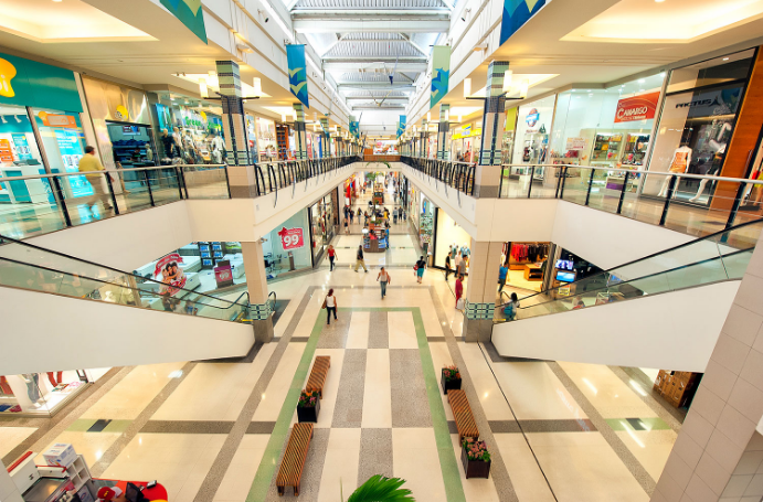 Gesso do teto cai em Shopping de Aparecida e assusta frequentadores
