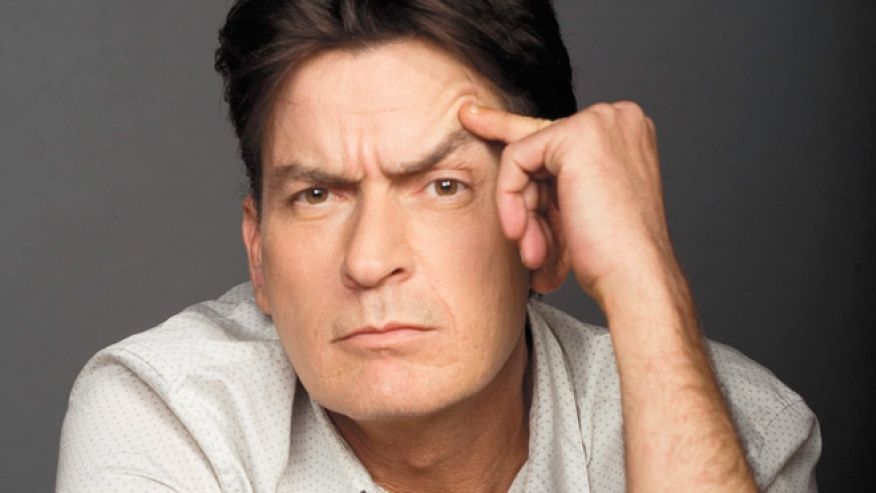 Charlie Sheen diz que suspendeu medicação contra HIV