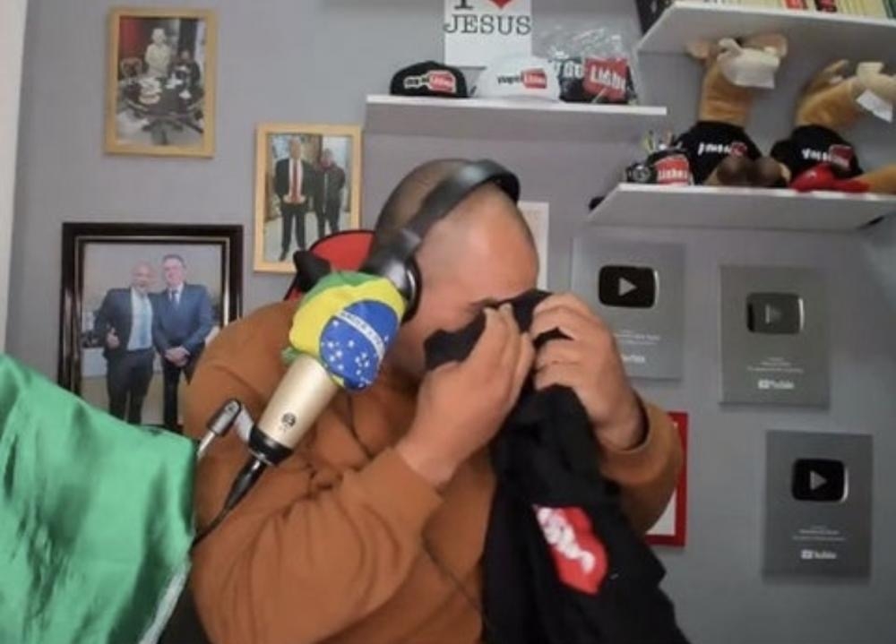 Blogueiro bolsonarista faz live chorando após ser alvo da PF