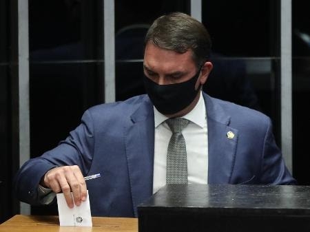 O presidente e seu filho Flávio Bolsonaro criticam isolamento após aumento de restrições