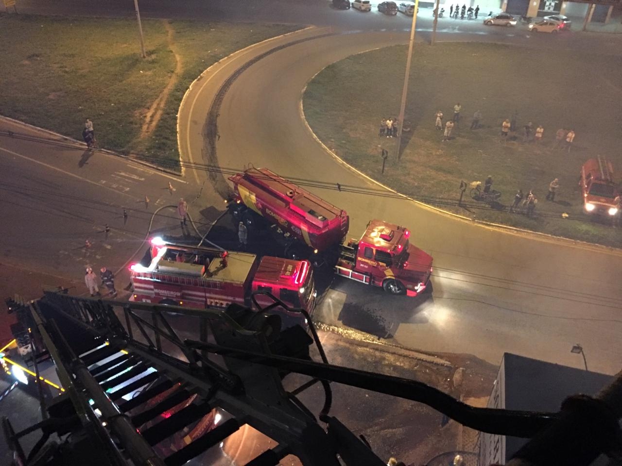 Incêndio destrói boliche no Jardim Tropical em Aparecida de Goiânia