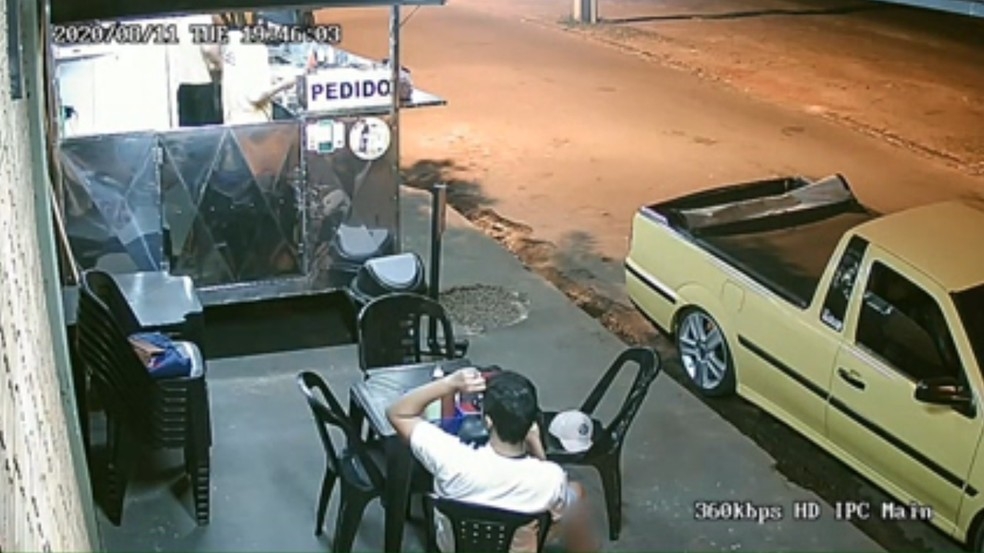 Cliente é flagrado arrancando cabelo e colocando em lanche antes de reclamar