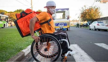 Ex-atleta sobrevive fazendo entregas por aplicativo em cadeira de rodas