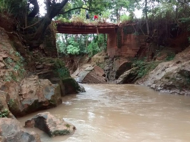 Jovem morre ao cair de ponte enquanto fazia trilha