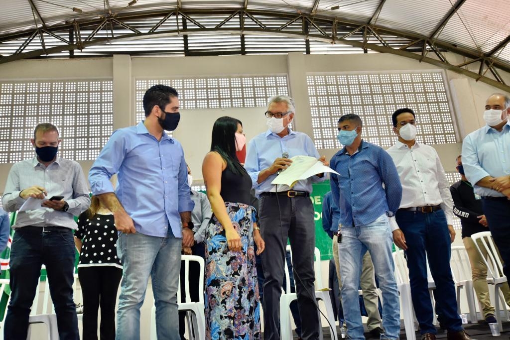 Governo beneficia 1.104 famílias da região Noroeste de Goiânia com escrituras