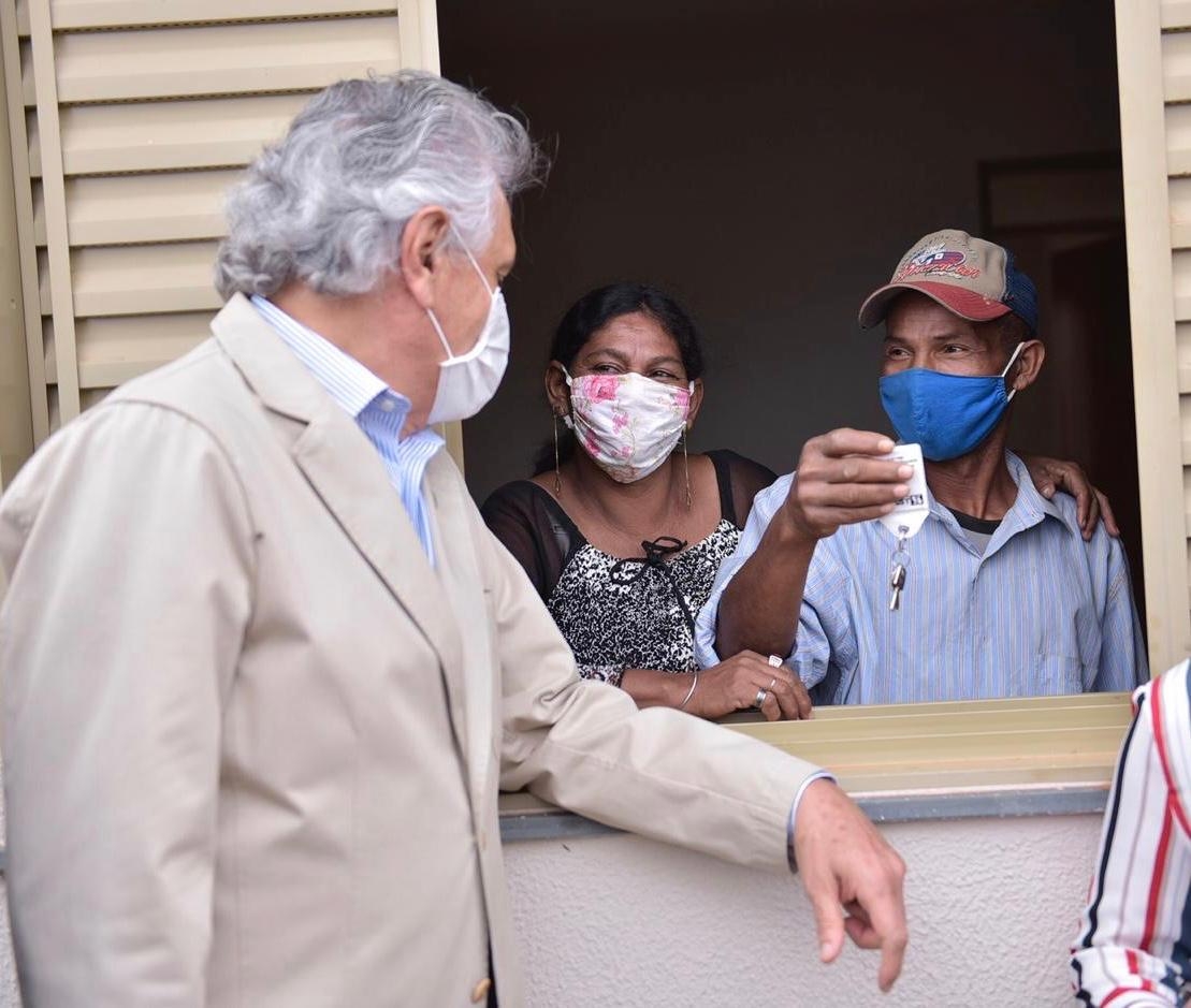 Caiado entrega mais 383 moradias à população do Entorno do DF