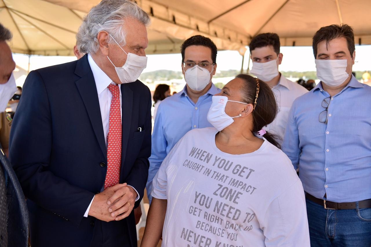 Caiado entrega 93 moradias no Residencial João Paulo II, em Goiânia