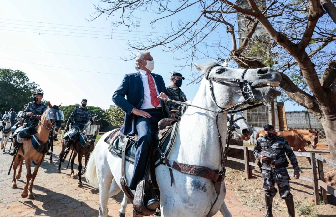 Caiado visita regimento de Cavalaria da PM-GO: "Sou apaixonado por isso"